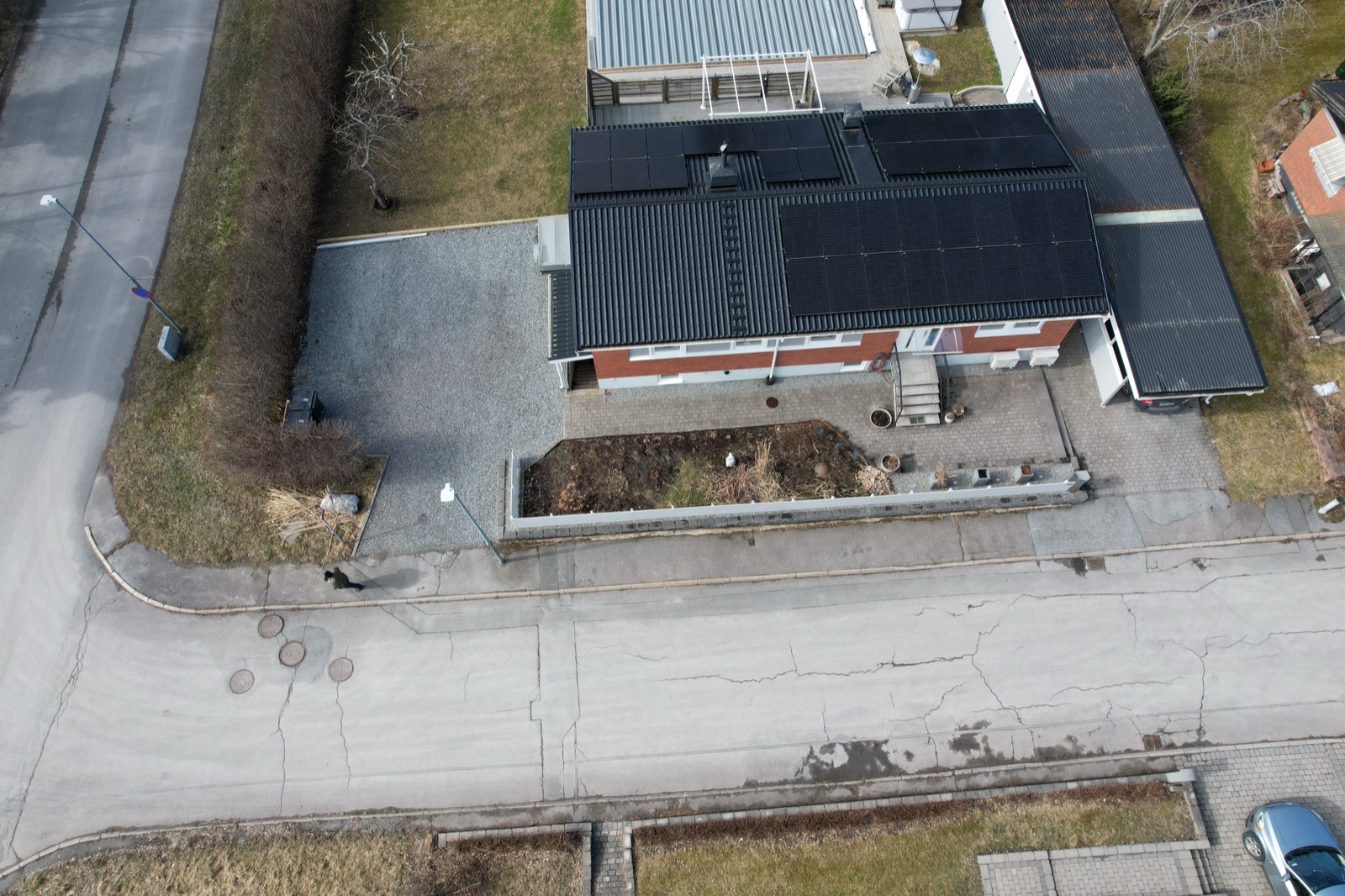 Takpannor i tegel på villatak utförda av Arbetslag Bygg