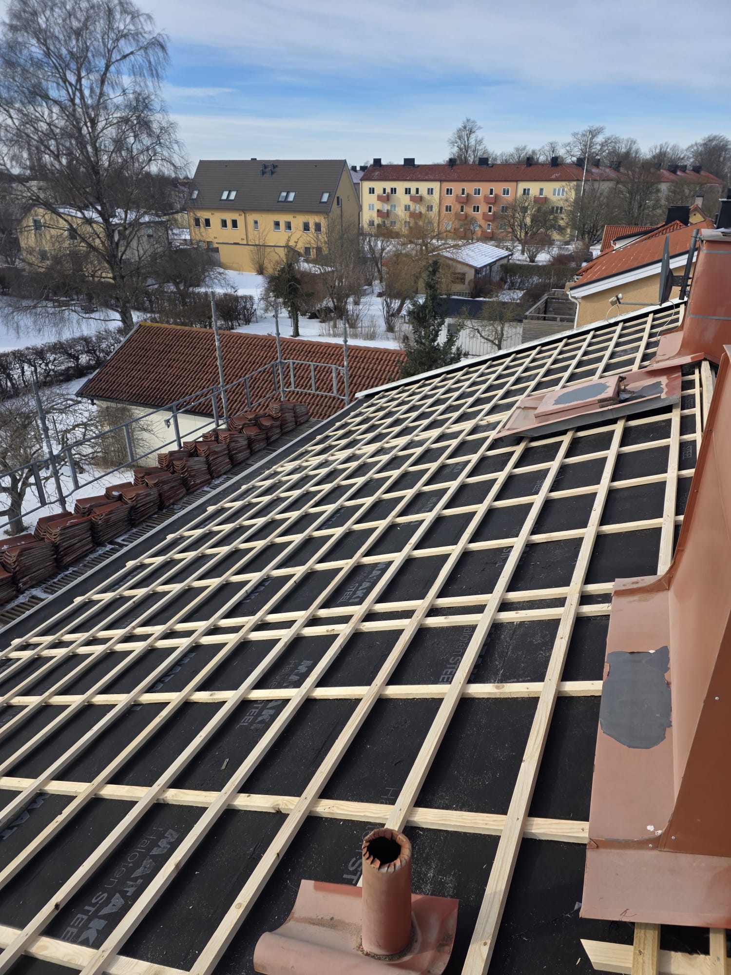 Ny bärläkt och ströläkt monterad på underlagspapp efter byte av tätskikt i Visby