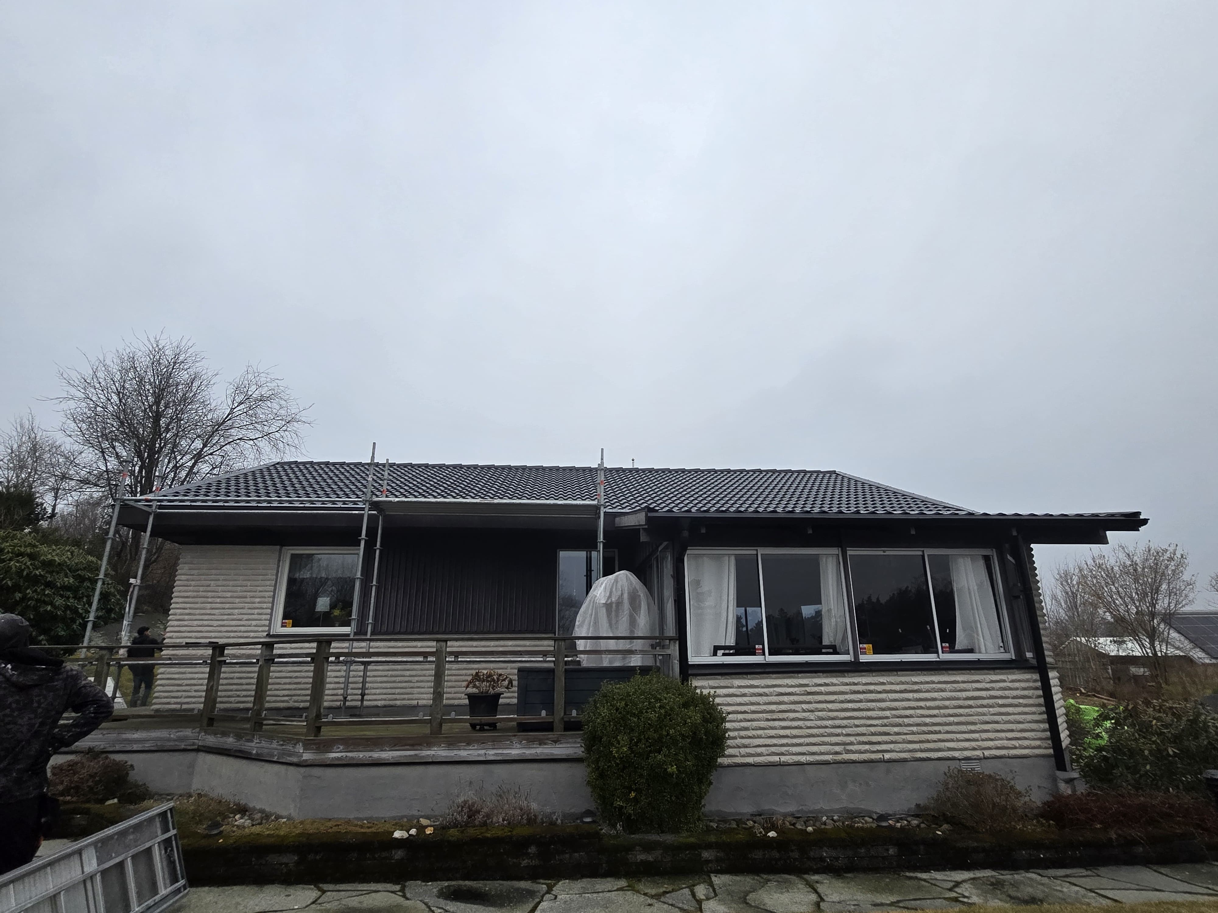 Närbild på färdigt betongpannetak efter omläggning på villa i Onsala