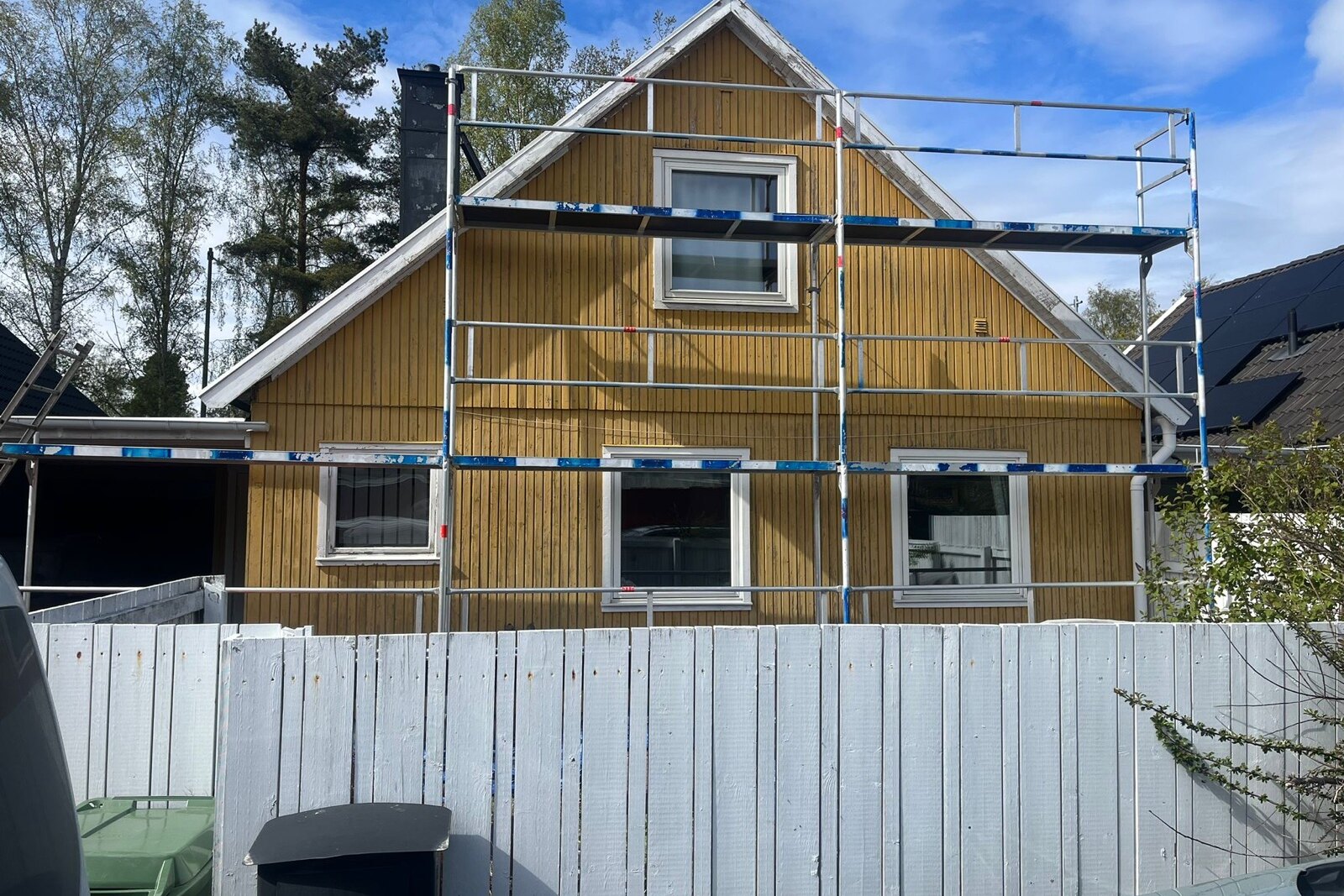 Byggställning rest längs en husfasad inför fasadarbete, av Arbetslag Bygg