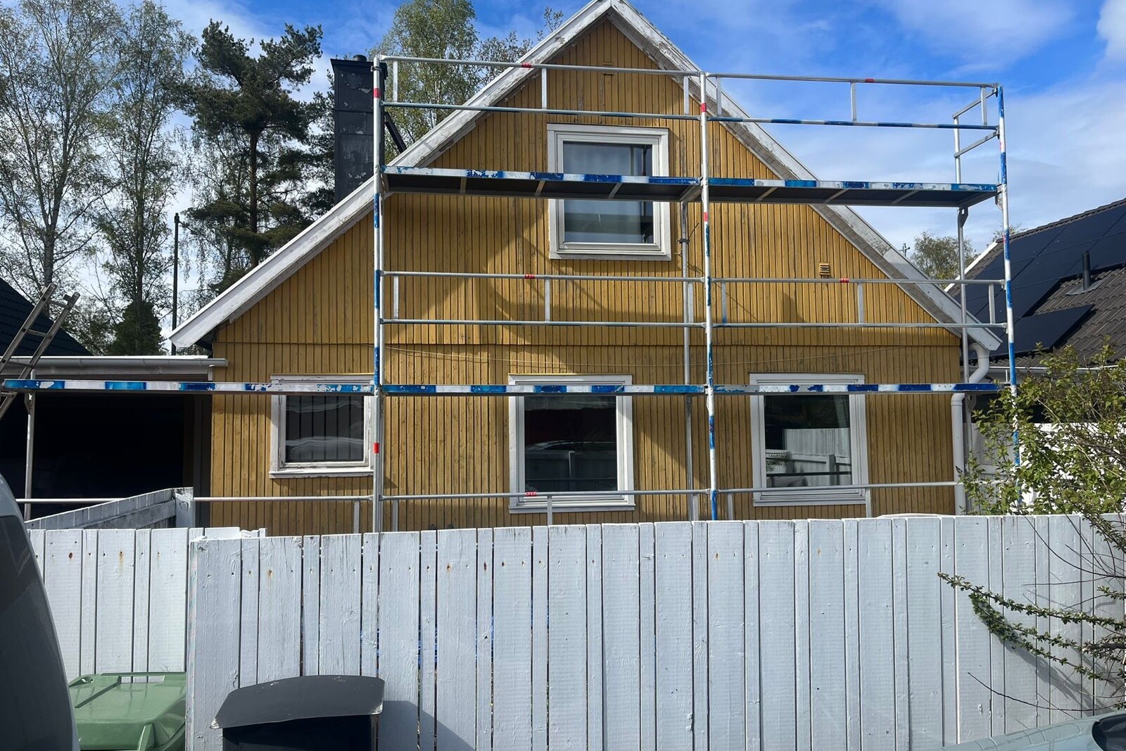 Fasadarbete från ställning på ett hus, utfört av Arbetslag Bygg