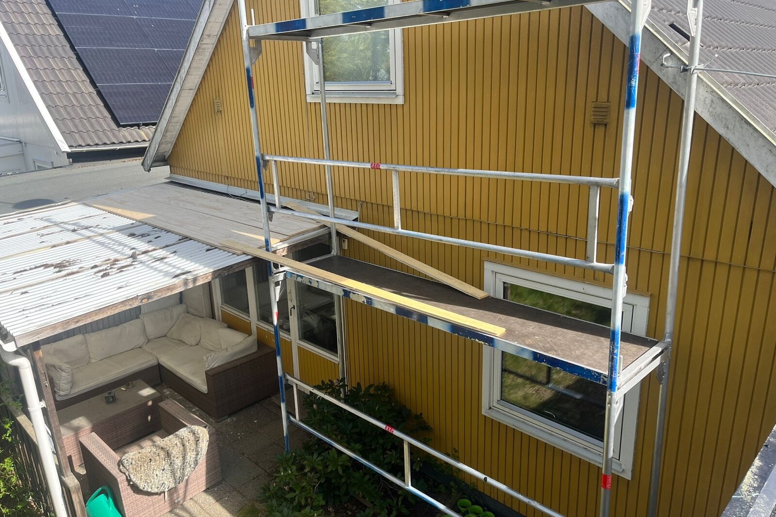 Ställning med arbetsplan vid fasadrenovering, av Arbetslag Bygg