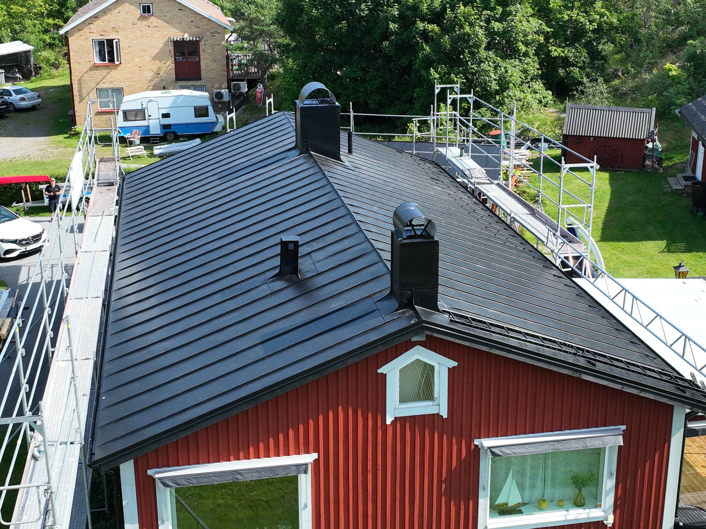 Nylagt klickplåtstak på villatak utfört av Arbetslag Bygg