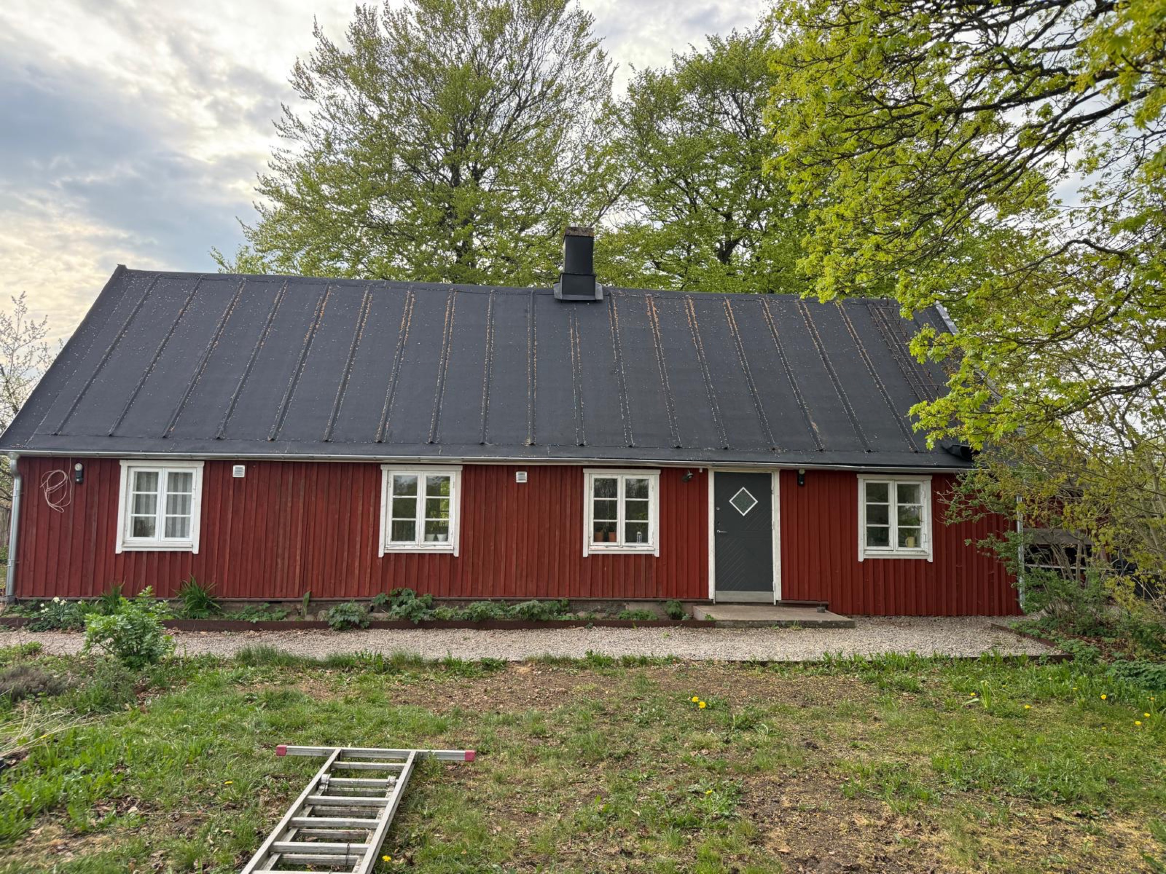 Villa med nytt listtäckt tak i svart papp, utfört av Arbetslag Bygg