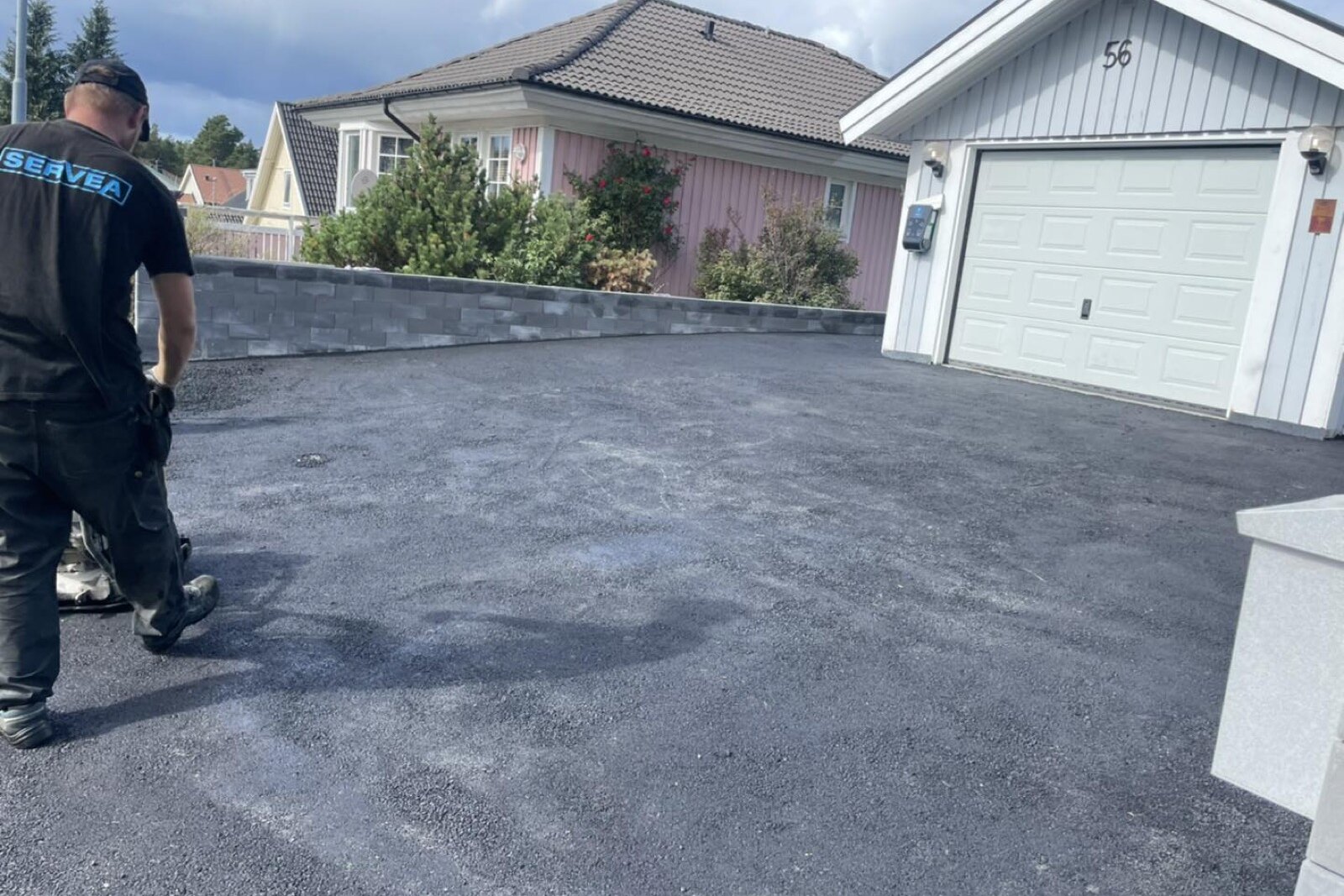 Nyasfalterad uppfart till garage, utförd av Arbetslag Bygg