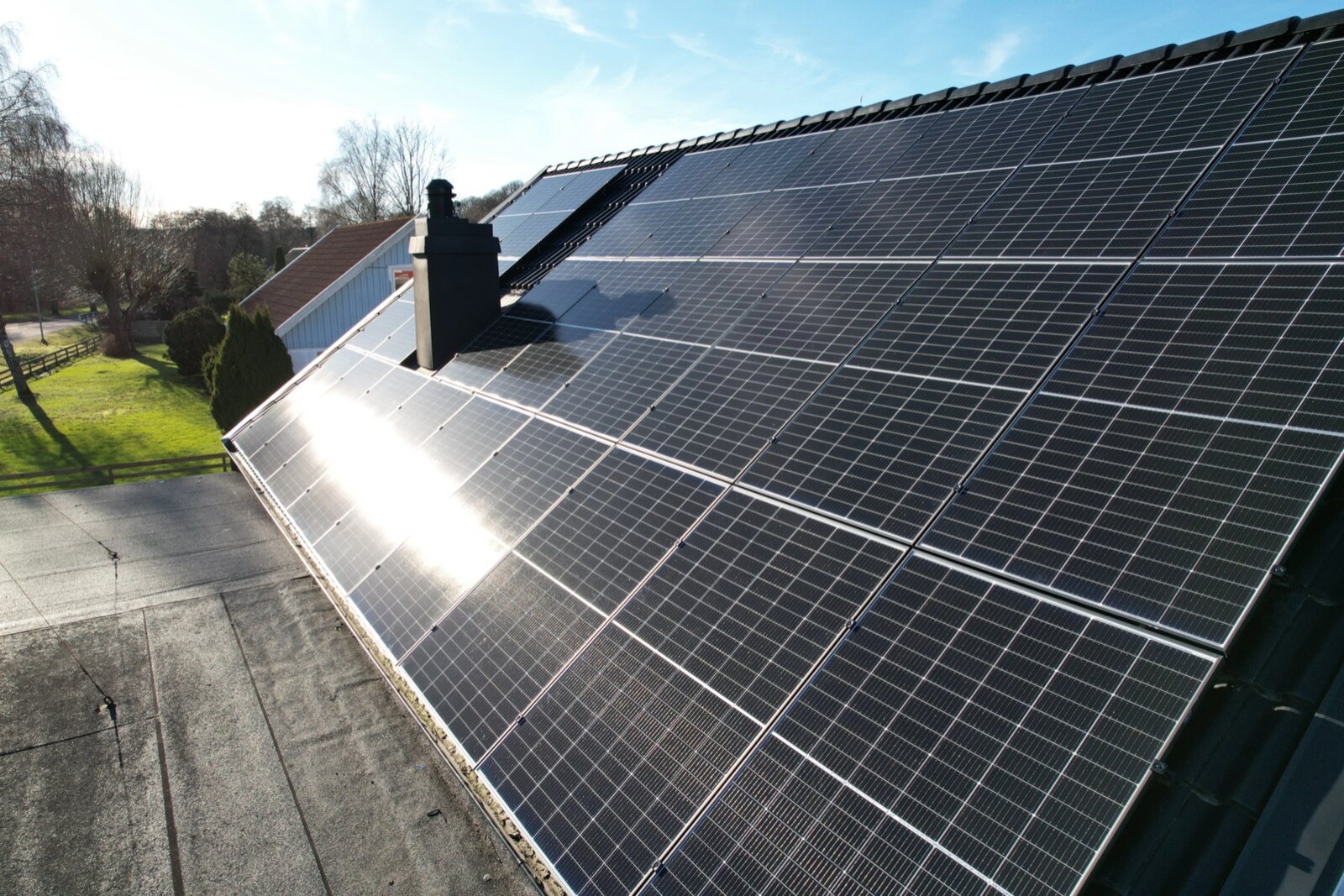 Solpaneler monterade i rader på ett tak, installerade av Arbetslag Bygg