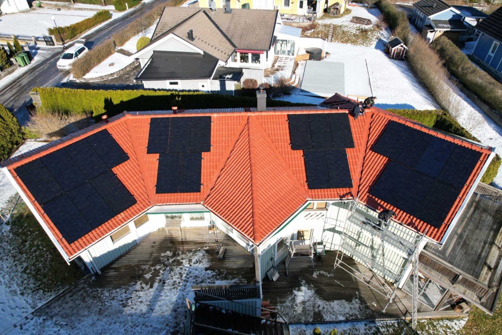 Villa med komplett solcellsanläggning på taket, installerad av Arbetslag Bygg