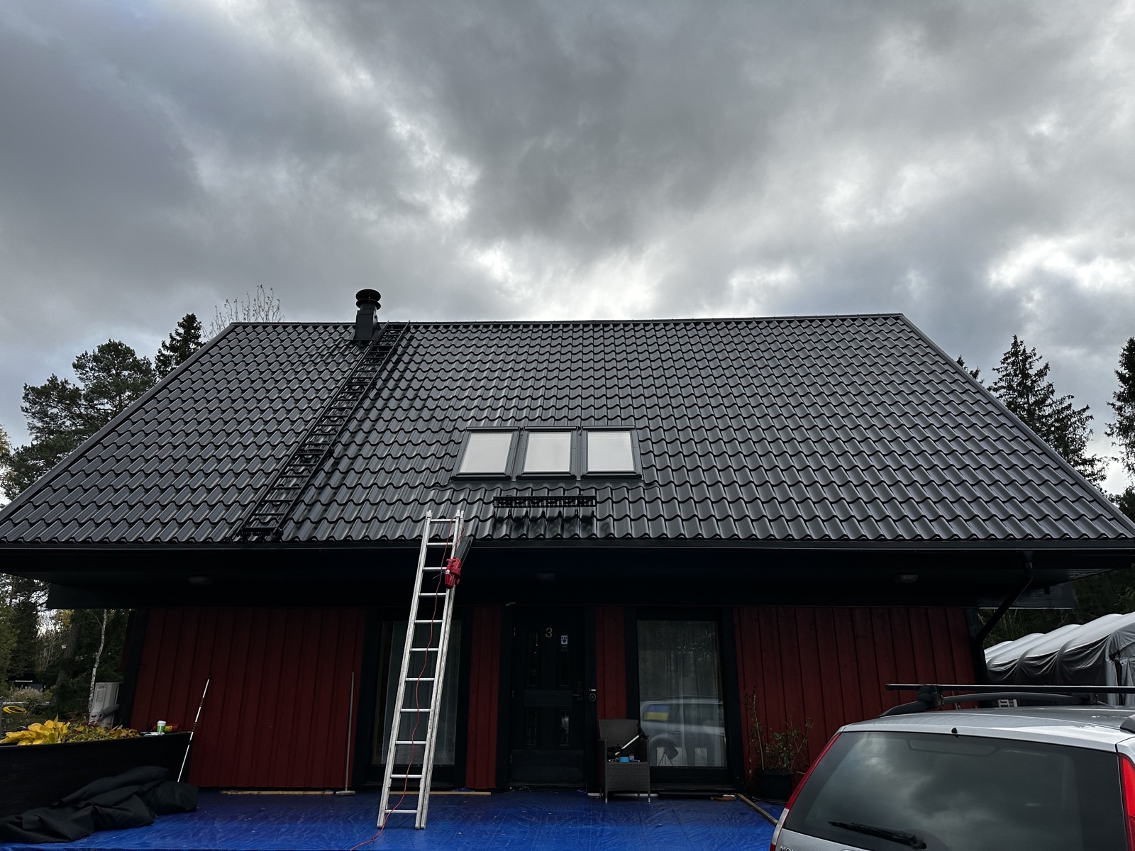 Läggning av takpannor på villatak utförd av Arbetslag Bygg
